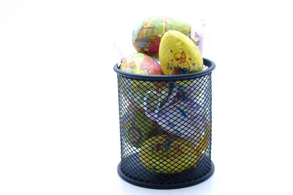 Huevos de Pascua con contenedor de metal — Foto de Stock