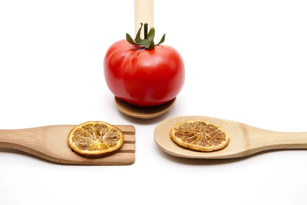 Tomate auf Holzlöffel — Stockfoto