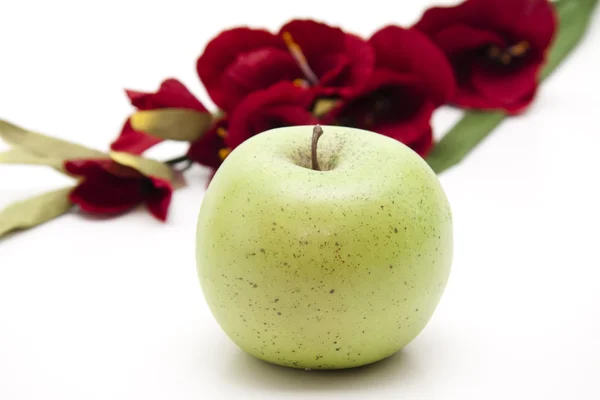 Groene appel met bloem — Stockfoto