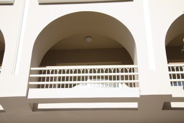 yuvarlak kemerli olan balkon