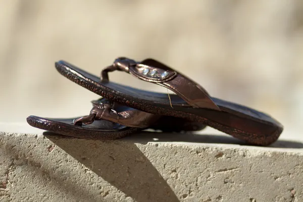 Ladies shoes on wall ledge — Stock Photo, Image