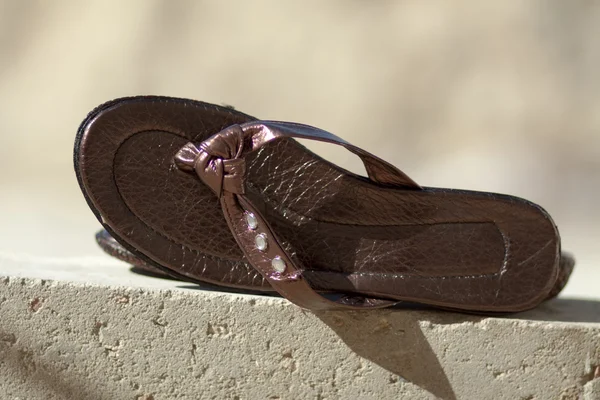 Senhoras sapatos na borda da parede — Fotografia de Stock