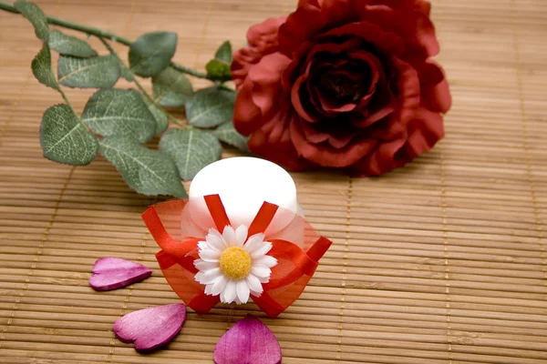 Lazo de flores con crema facial —  Fotos de Stock