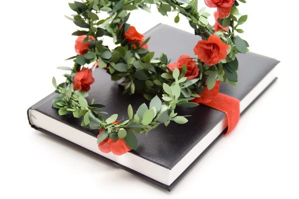 Rose garland with notebook — Stock Photo, Image