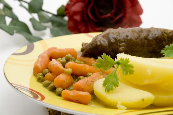 Pommes de terre et petits pois avec rouleaux de boeuf — Photo