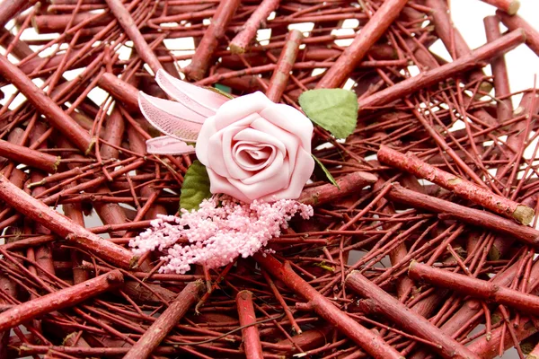 Rosas em placa de madeira — Fotografia de Stock