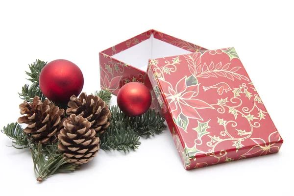 Vánoční koule s borovice plug — Stock fotografie