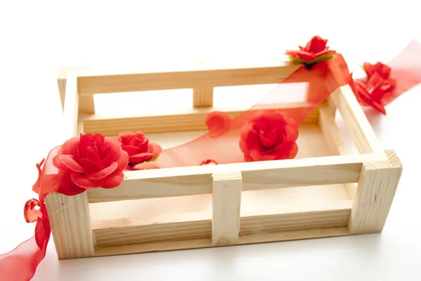 Розовая лента в деревянной коробке — стоковое фото