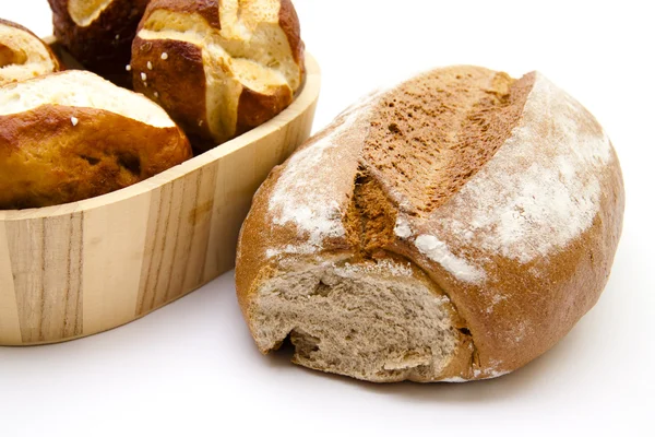 苛性アルカリ溶液のパン パンとバターロールします。 — ストック写真