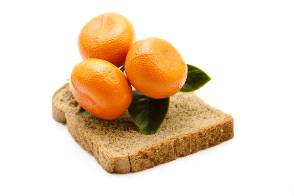 Mandarinen auf Toastbrot — Stockfoto