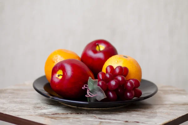 Vinné hrozny s jablky — Stock fotografie