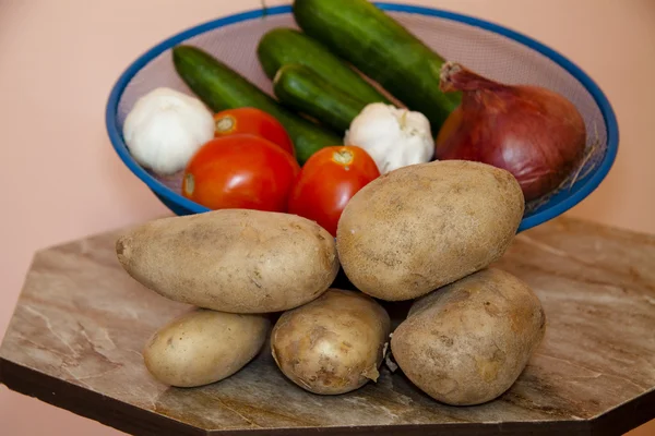 Świeże ziemniaki z pomidorami — Zdjęcie stockowe