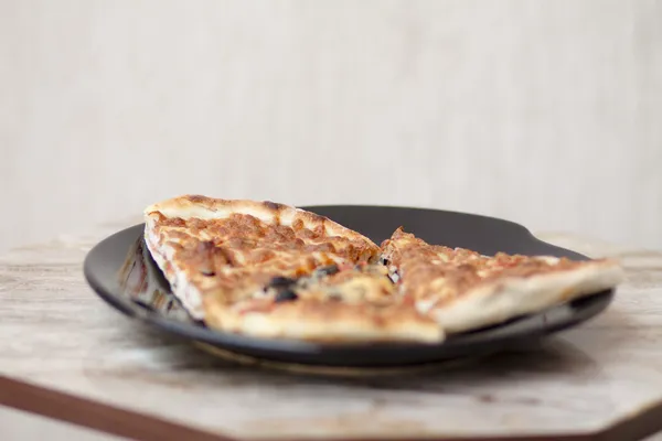 プレート上の新鮮なピザ — ストック写真