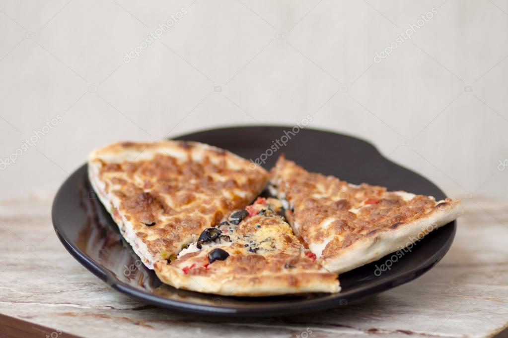 verse pizza op plaat — Stockfoto © mayeruwe 31345605