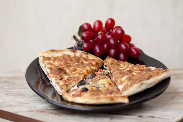 Pizza fresca con uvas de vino —  Fotos de Stock