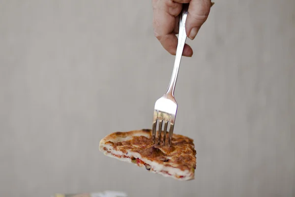 Friss pizza villával — Stock Fotó