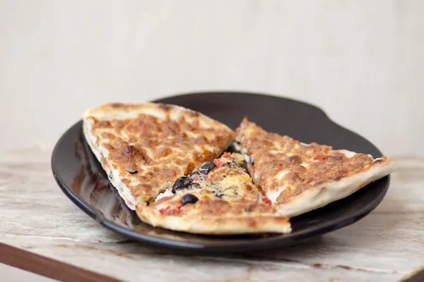 Färsk pizza med platta — Stockfoto