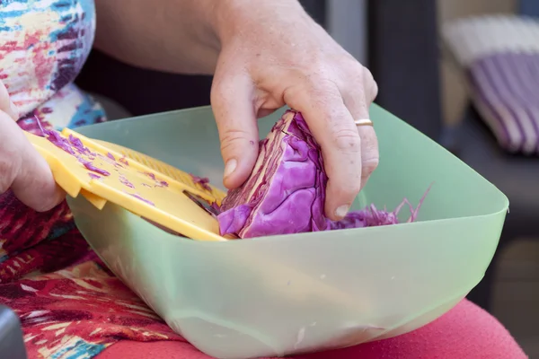 Rotkohl mit Hobel — Stockfoto