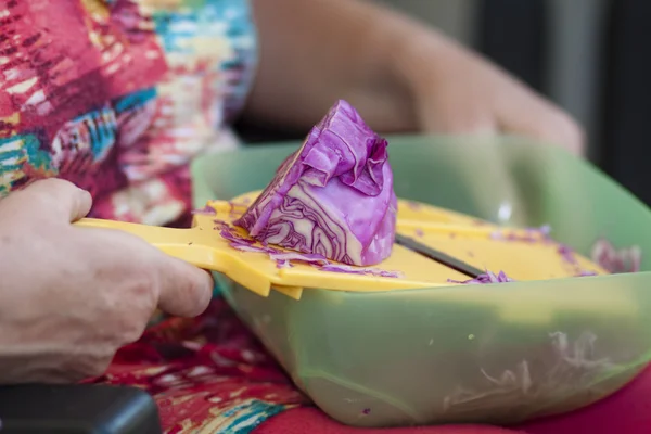 Rotkohl mit Hobel — Stockfoto