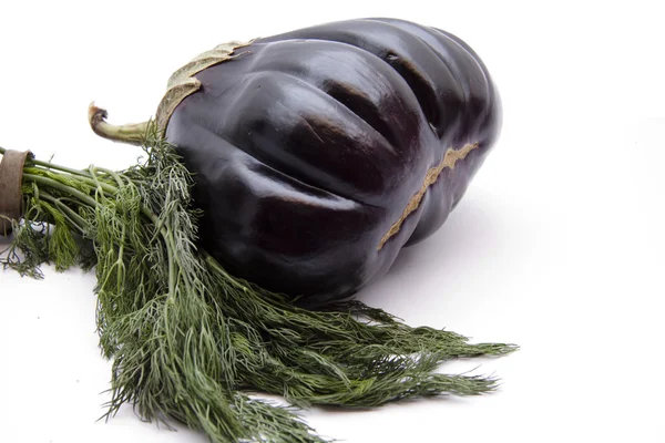 Färska aubergine med dill — Stockfoto