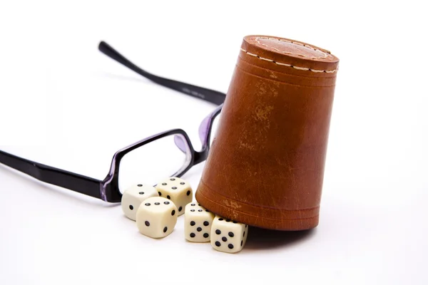 Dice cup with cube and glasses — Stock Photo, Image