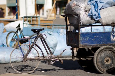 arabası ile eski Bisiklet