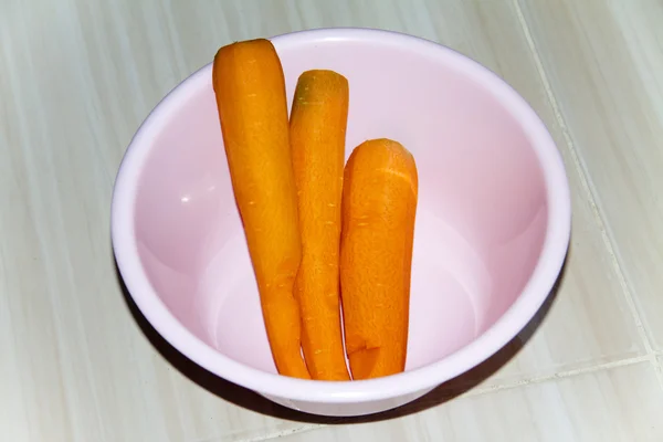 Морковь в миске — стоковое фото