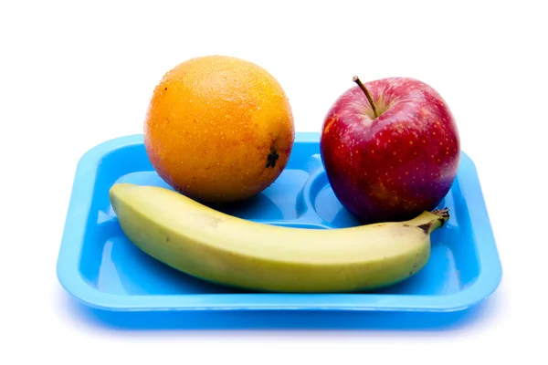 Manzana roja con plátanos y naranja sobre plato azul — Foto de Stock