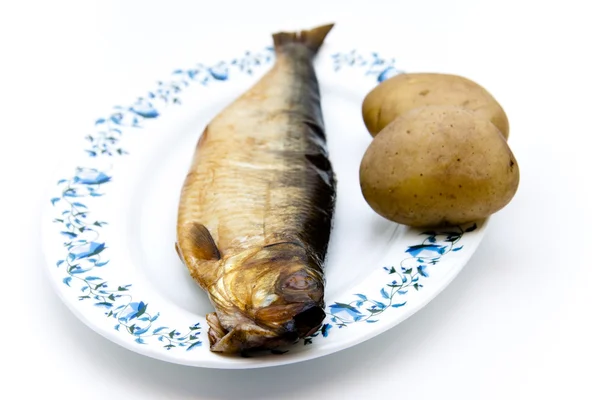 Hareng fumé aux pommes de terre épluchées — Photo