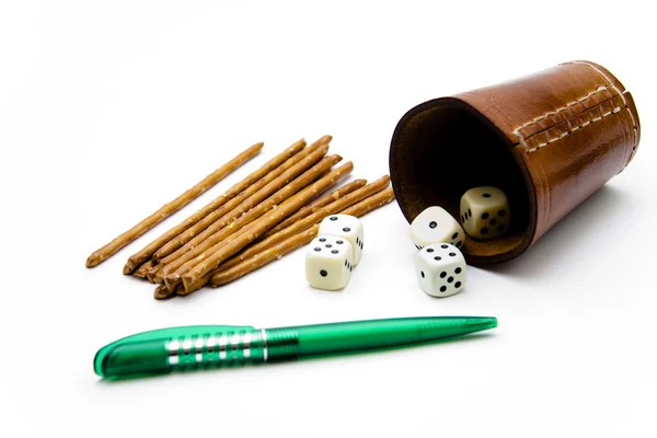 Copo de dados com palitos de sal e caneta esferográfica Imagem De Stock