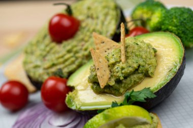 Brokoli soslu Guacamole sosu. Brokoli sosu. Doldurulmuş avokado.