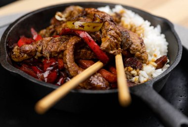 Zencefilli çıtır biftek ve tatlı soslu sebze.