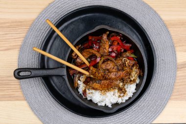 Zencefilli çıtır biftek ve tatlı soslu sebze.