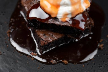 Eritilmiş çikolata soslu pancar çikolatalı brownie. 
