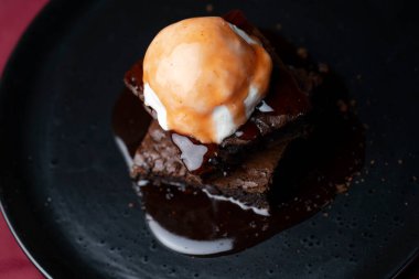 Eritilmiş çikolata soslu pancar çikolatalı brownie. 