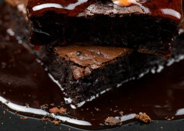 Eritilmiş çikolata soslu pancar çikolatalı brownie. 