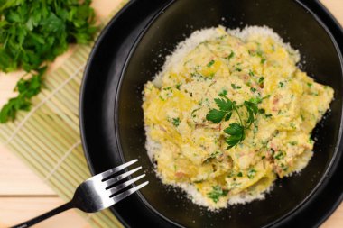 Geleneksel İtalyan Lezzetli Carbonara makarna