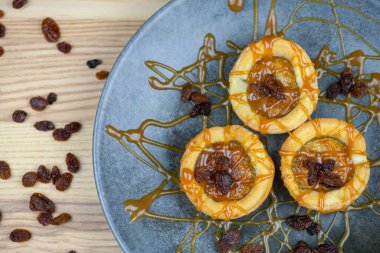 Kanadalı mini tereyağlı tart ve kuru üzüm ve karamel