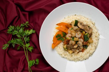 Sebzeli ve pirinçli lezzetli karidesler.