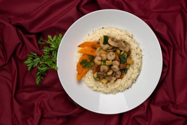 Sebzeli ve pirinçli lezzetli karidesler.