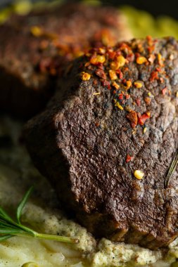 Yeşil biber soslu biftek ve bezelye