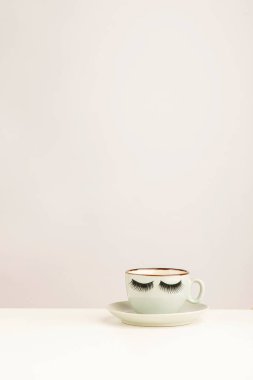 Kirpikli kahve fincanı.