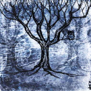 Baykuş ağaçta oturuyor