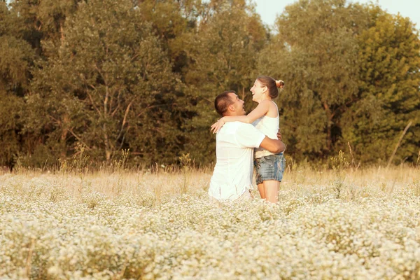 Feliz jovem casal — Fotografia de Stock