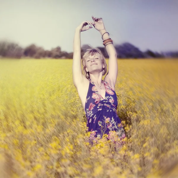 Молодая девушка на цветочном поле — стоковое фото
