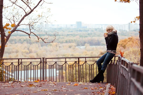 Chica en el parque — Foto de Stock