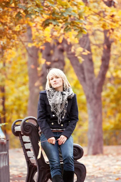 Chica en el parque — Foto de Stock