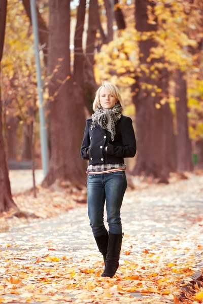 Ragazza nel parco — Foto Stock