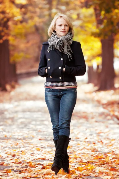 Chica en el parque — Foto de Stock