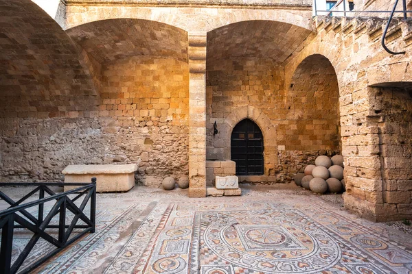 Mosaico en el suelo en el Museo Arqueológico en el casco antiguo de Rodas, Grecia — Foto de Stock